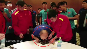 Clip: Thầy Park 'dụ' Đức Huy ăn bánh sinh nhật bằng mặt