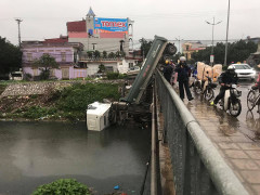 Tài xế nghi buồn ngủ lái xe đầu kéo cắm đầu xuống sông ở Hưng Yên