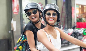 H'Hen Niê chạy xe máy, đưa Hoa hậu Hoàn vũ Nhật Bản dạo phố Sài Gòn