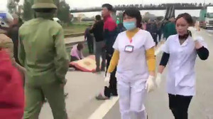 Clip: Hiện trường xe tải lao vào đoàn người viếng nghĩa trang liệt sỹ ở Hải Dương