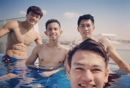 Tuyển Việt Nam thư giãn sau chiến thắng Jordan, Bùi Tiến Dũng khoe cơ bụng 6 múi