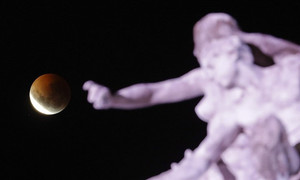 Video: Mặt Trăng chuyển sang màu đỏ trong nguyệt thực toàn phần