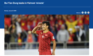 Hình ảnh Bùi Tiến Dũng kiêu hãnh giơ tay chào kiểu nhà binh lên trang chủ AFC