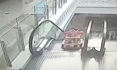 Khoảnh khắc thót tim bé 9 tháng tuổi ngã xuống thang cuốn ở trung tâm thương mại