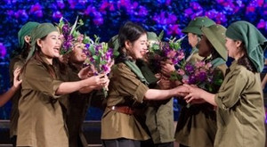 Khán giả lặng người vì xúc động khi xem vở kịch hát 'Hoa lửa Truông Bồn'