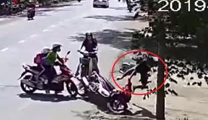 Clip: Ngã sấp mặt trên đường chạy trốn, tên cướp giật dây chuyền vẫn tẩu thoát
