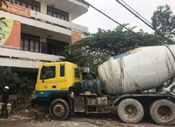 Xe bồn tông sập tường rào trụ sở Trung tâm Kế hoạch hóa gia đình ở Nghệ An