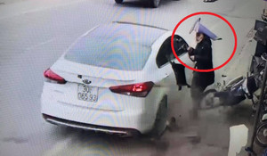 Clip: Người phụ nữ thoát chết ngoạn mục trước mũi ô tô điên ở Nam Định