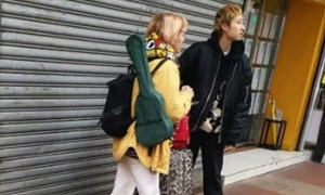 Con gái Thành Long và bạn đời sống cảnh lang thang ở Hong Kong