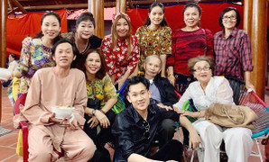 Bố mẹ Hoài Linh trở về từ Mỹ, đến thăm con trai ở nhà thờ Tổ trăm tỷ đồng