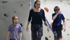 Angelina Jolie đưa các con đi chơi giữa tin Brad Pitt có tình mới