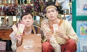 Trấn Thành cùng Quốc Anh quậy tung đường phố trong tạo hình cổ trang