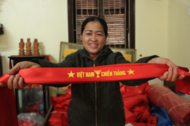 Tuyển Việt Nam gặp Nhật Bản: Dân may cờ làm ngày làm đêm vẫn không đủ bán