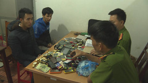 Cặp tình nhân ở Đắk Lắk ‘cuỗm’ hơn 200 chiếc điện thoại di động