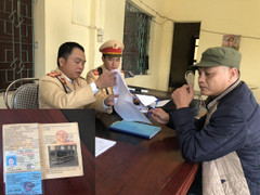 Kiểm tra ngẫu nhiên, phát hiện tài xế xe khách dương tính với ma túy trên quốc lộ ở Nghệ An