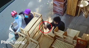 Clip: Cướp giật điện thoại nhanh như chớp khiến nạn nhân 'đứng hình'