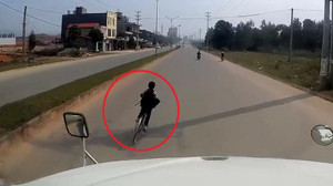 Clip: Bé trai sang đường kiểu cảm tử, dọa tài xế container một phen hú vía