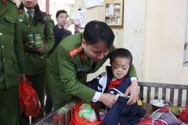 Giảng viên, sinh viên Học viện Cảnh sát nhân dân mang 'Xuân ấm' đến với trẻ em khuyết tật Hà Nội