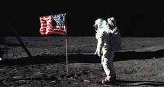 Nhà làm phim khẳng định NASA làm giả cuộc đổ bộ của Apollo 11 lên Mặt trăng