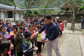 Video: VTC News mang hơi ấm tới trẻ em vùng cao Sơn La