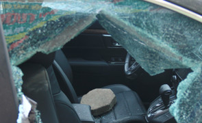 Nam thanh niên cầm gạch đập vỡ kính ô tô đắt tiền ở Hà Nội