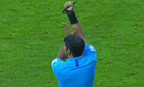 Trọng tài ra quyết định lịch sử, VAR cứu tuyển Việt Nam thoát bàn thua oan