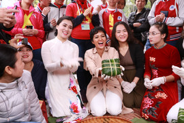 Video: Hoa hậu H'Hen Niê gói bánh chưng tặng trẻ em vùng cao Sơn La