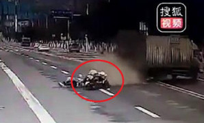 Clip: Mô tô cảnh sát đâm đuôi xe tải quay đầu sai luật, 1 người chết thương tâm