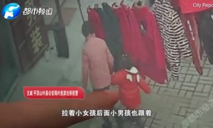 Bé 3 tuổi bị bắt cóc dễ dàng vì một món đồ chơi nhỏ