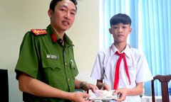 Học sinh lớp 8 giao nộp 50 triệu đồng nhặt được
