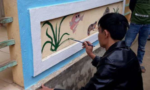 Giáo viên trường tiểu học ở miền núi Hòa Bình vẽ tranh trang trí trường học đón Tết