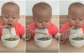 Clip: Cậu bé khiến nhiều người ngạc nhiên vì còn nhỏ xíu nhưng đã dùng đũa thành thạo