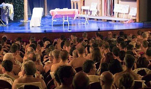 Nhà hát chật ních khán giả nude ngồi xem kịch khỏa thân