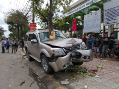 Xe ‘điên’ húc gãy đôi cây hoa sữa, tông hai mẹ con đứng chờ xe buýt