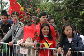Clip: CĐV mang bánh chưng, hoa đào ra sân bay đón thầy trò Park Hang Seo