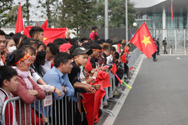 Video: Hàng nghìn CĐV hò reo khi xe chở đội tuyển Việt Nam xuất hiện