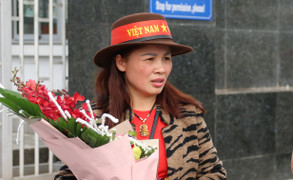 Không được vào sân bay, bố mẹ Quang Hải, Duy Mạnh sốt ruột ngóng con