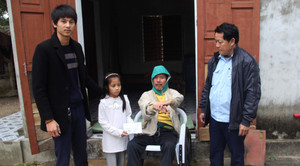 Người đàn ông liệt giường suốt 5 năm rưng rưng nhận món quà nghĩa tình của bạn đọc VTC News