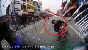 Clip: 'Ma men' lái xe máy ngược chiều, tông trực diện xe tải ở Quảng Ninh