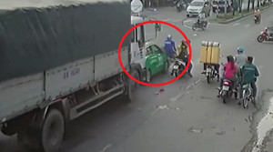 Clip: Xe tải đâm liên hoàn xe dừng đèn đỏ, người đi xe máy thoát chết khó tin