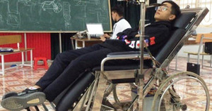 Hai nam sinh ở Ninh Bình chế giường đa năng cho người mất khả năng vận động