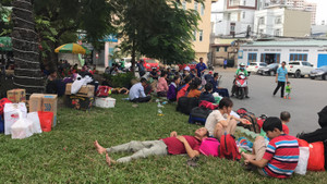 Hàng nghìn hành khách vật vờ tại ga Sài Gòn sau sự cố tàu trật bánh ở Bình Thuận