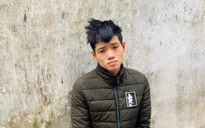 Người dân tóm gọn kẻ mang kích điện đi trộm chó ở Thanh Hóa