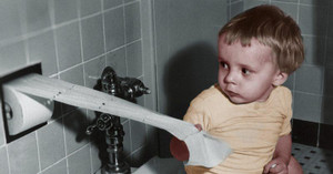 Trước khi có giấy vệ sinh, con người dùng gì để vệ sinh cá nhân?