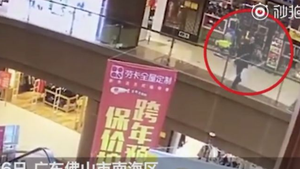 Kẻ lạ mặt bất ngờ ném bé gái từ tầng 3 trung tâm thương mại xuống rồi tự tử theo