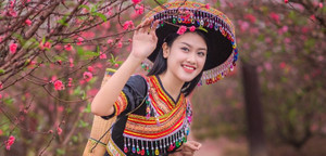 Nhan sắc xinh đẹp của nữ sinh Học viện Phụ nữ Việt Nam bên đào xuân