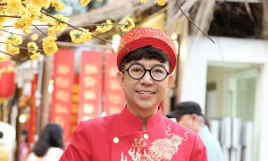 Long Nhật diện áo dài, hào hứng đi xin chữ ông đồ cho năm mới