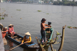 Video: Nhiều thanh niên bao vây sông Sài Gòn, chích điện, bắt cá vừa phóng sinh