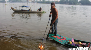 Cá vừa phóng sinh đưa ông Táo lên trời lập tức bị 'vợt thủ' chích điện bắt lại