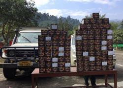 Phát hiện 2 xe ô tô chở gần 100 bánh pháo nổ trái phép từ Lào về Việt Nam